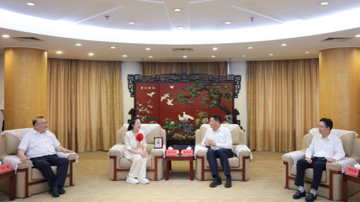 市委书记姜冬冬会见出席第七次全国自强模范暨助残先进表彰大会归来的全国自强模范高梓涵